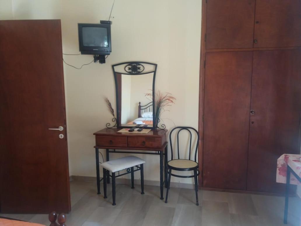 Flowers Studios Benitses  Rom bilde